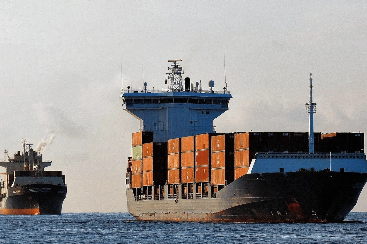 GRI in Shipping: Factors, Impact, and Tactics 8 Two cargo ships transporting containers across the ocean.