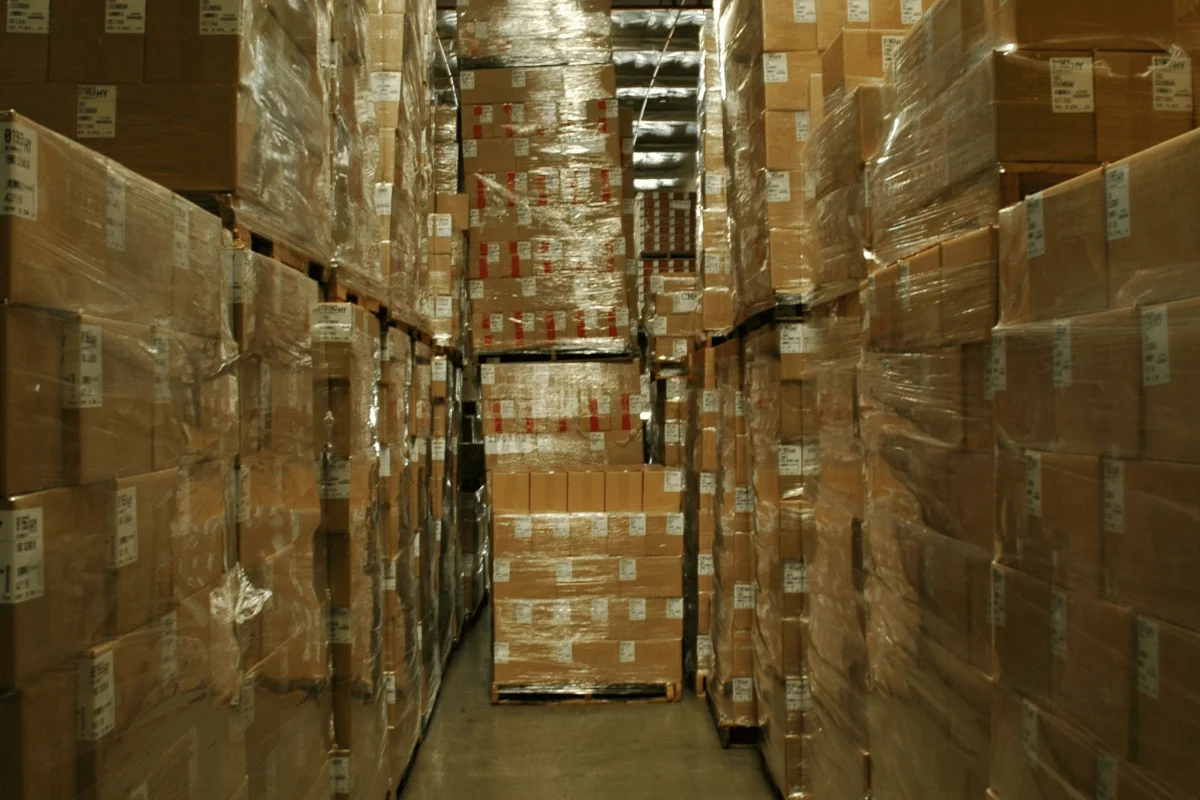 Types of Freight Forwarders - Discover Your Best Option 9 Large distribution center with tall racks of packaged inventory.